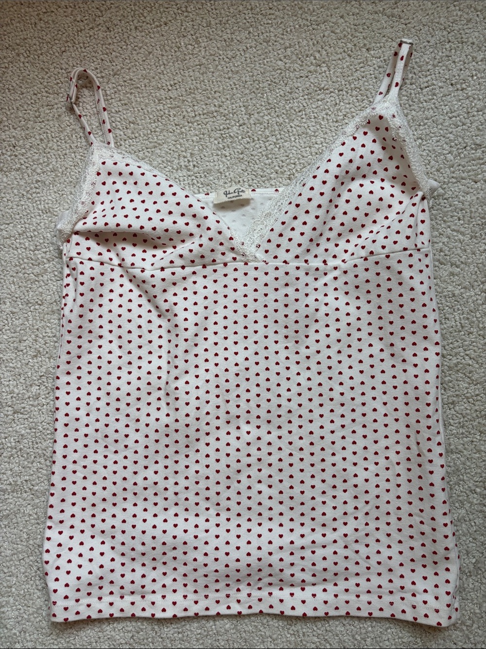 Brandy Melville Hohn Galt White Lace-Trim Cami with Red Heart Print